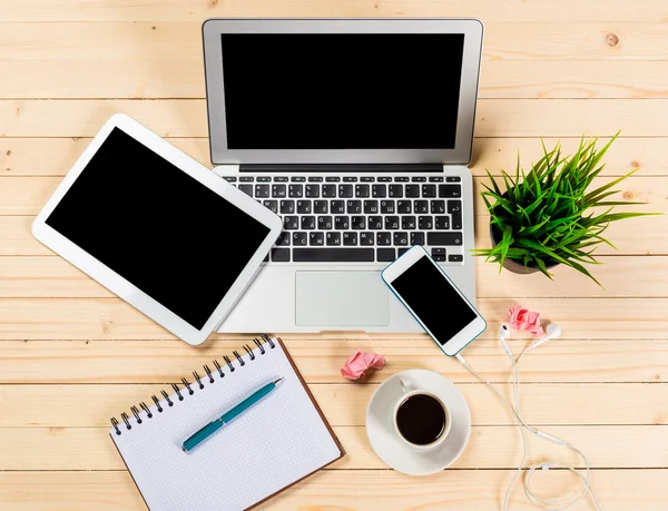 사무실 나무 테이블에 태블릿, 메모장, 컴퓨터와 커피 컵 — 스톡 사진
