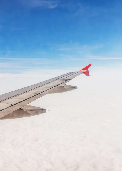 Avião voando acima das nuvens — Fotografia de Stock