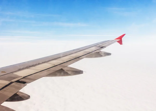 Avião voando acima das nuvens — Fotografia de Stock