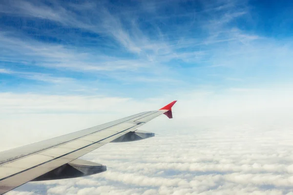 Avião voando acima das nuvens — Fotografia de Stock