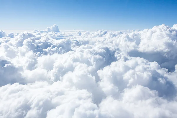 Beyaz bulutlar ve gökyüzü — Stok fotoğraf