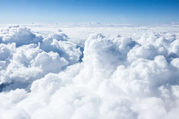 Nubes blancas y cielo — Foto de Stock