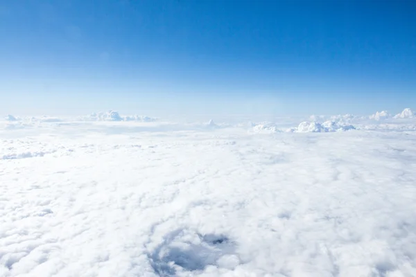 Nubes blancas y cielo — Foto de Stock