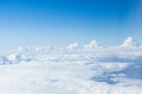 Beyaz bulutlar ve gökyüzü — Stok fotoğraf
