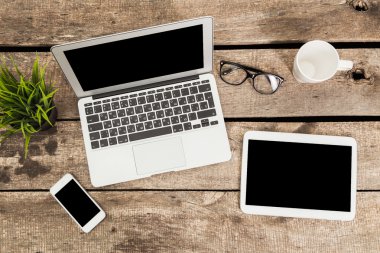 Ahşap masa üstünde laptop