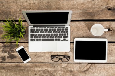 Ahşap masa üstünde laptop