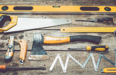 Ahşap üzerinde çeşitli çalışma araçları