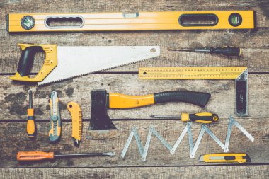 Ahşap üzerinde çeşitli çalışma araçları