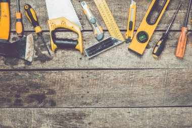 Ahşap üzerinde çeşitli çalışma araçları