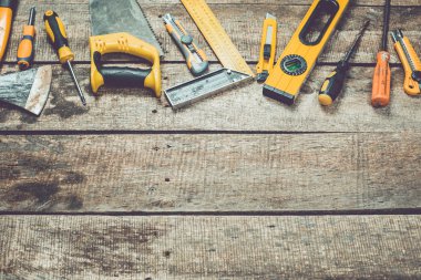 Ahşap üzerinde çeşitli çalışma araçları