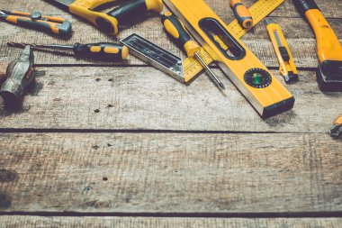 Ahşap üzerinde çeşitli çalışma araçları