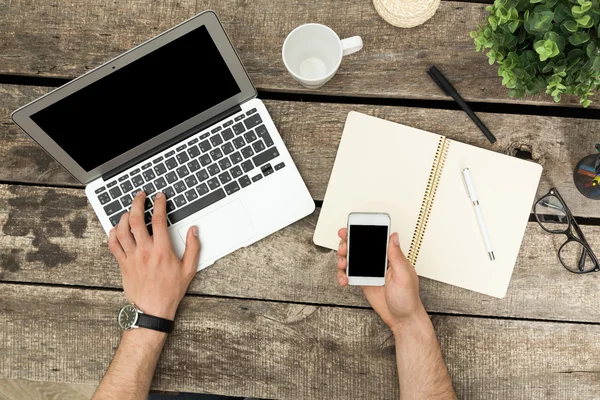 Laptop com bloco de notas em branco — Fotografia de Stock