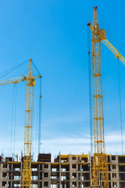 Gru e cantiere contro il cielo blu — Foto Stock