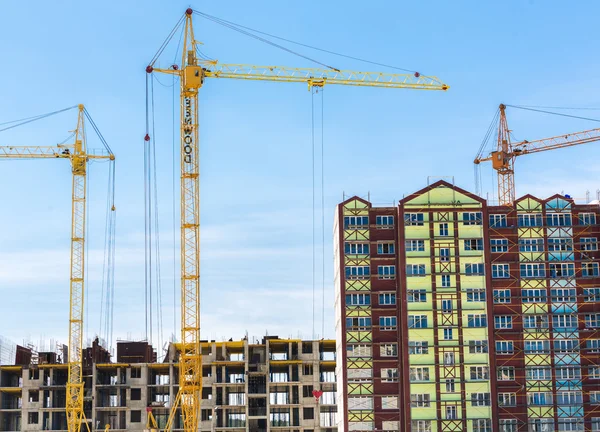 Gru e cantiere contro il cielo blu — Foto Stock