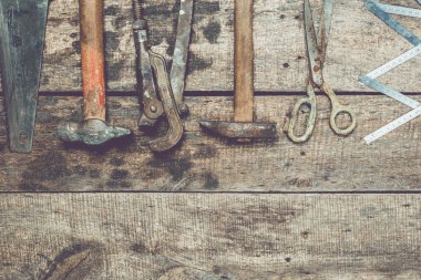 Ahşap üzerinde çeşitli çalışma araçları