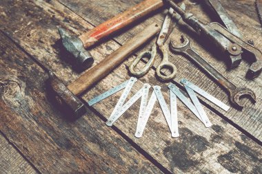 Ahşap üzerinde çeşitli çalışma araçları