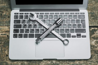 Ahşap üzerinde çeşitli çalışma araçları