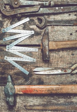 Ahşap üzerinde çeşitli çalışma araçları