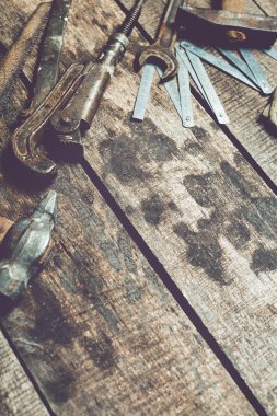 Ahşap üzerinde çeşitli çalışma araçları