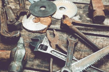 Ahşap üzerinde çeşitli çalışma araçları