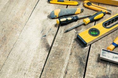 Ahşap üzerinde çeşitli çalışma araçları