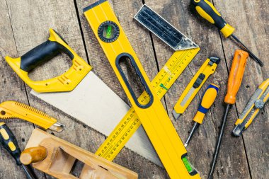 Ahşap üzerinde çeşitli çalışma araçları