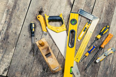 Ahşap üzerinde çeşitli çalışma araçları