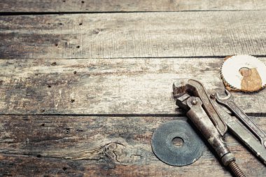 Ahşap üzerinde çeşitli çalışma araçları