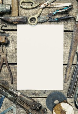 Ahşap üzerinde çeşitli çalışma araçları