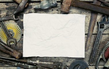 Ahşap üzerinde çeşitli çalışma araçları