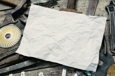 Ahşap üzerinde çeşitli çalışma araçları