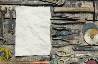 Ahşap üzerinde çeşitli çalışma araçları