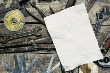 Ahşap üzerinde çeşitli çalışma araçları