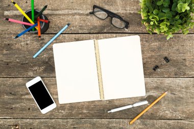 ofis çalışma masası üst görünümü