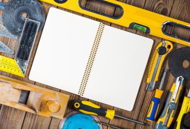 Ahşap üzerinde çeşitli çalışma araçları