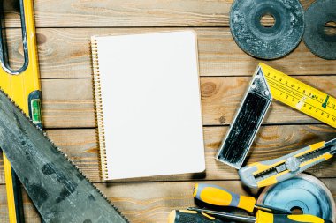 Ahşap üzerinde çeşitli çalışma araçları
