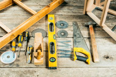 Ahşap üzerinde çeşitli çalışma araçları