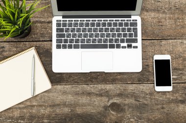 Eski ahşap masa üzerinde dijital tablet bilgisayar.