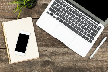 Eski ahşap masa üzerinde dijital tablet bilgisayar.