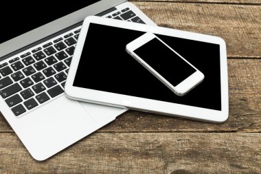 Eski ahşap masa üzerinde dijital tablet bilgisayar.