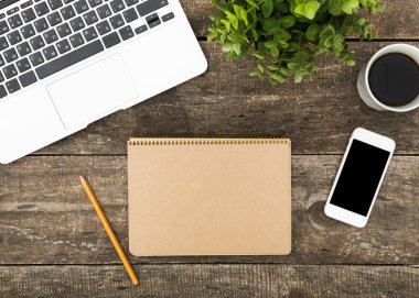 Eski ahşap masa üzerinde dijital tablet bilgisayar.