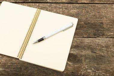 Eski ahşap masa üzerinde dijital tablet bilgisayar.