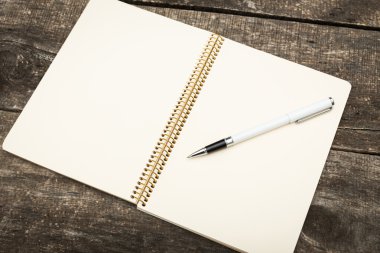 Eski ahşap masa üzerinde dijital tablet bilgisayar.