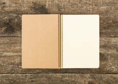 Eski ahşap masa üzerinde dijital tablet bilgisayar.