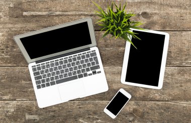 Eski ahşap masa üzerinde dijital tablet bilgisayar.