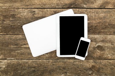 Eski ahşap masa üzerinde dijital tablet bilgisayar.