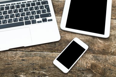 Eski ahşap masa üzerinde dijital tablet bilgisayar.