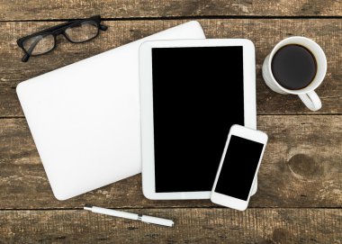 Eski ahşap masa üzerinde dijital tablet bilgisayar.