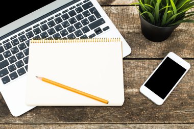 Eski ahşap masa üzerinde dijital tablet bilgisayar.