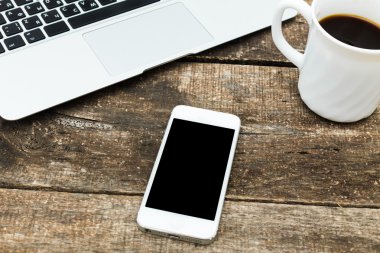Eski ahşap masa üzerinde dijital tablet bilgisayar.